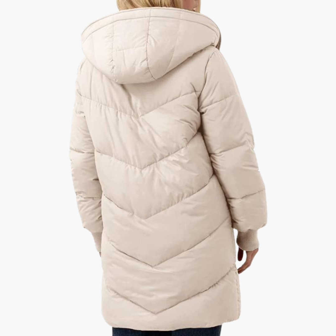 Piumino donna invernale con cappuccio, design moderno trapuntato. Un capospalla caldo e alla moda.