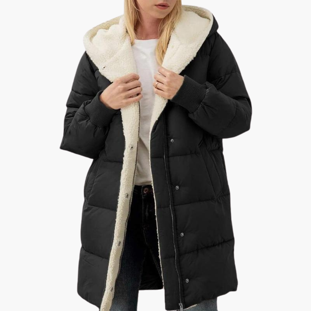 Elegante piumino donna invernale con cappuccio, perfetto per outfit alla moda e protezione dal freddo.