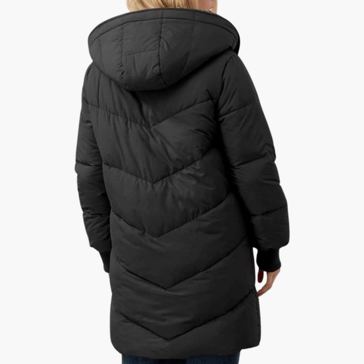 Caldo piumino donna trapuntato con cappuccio, un must-have per affrontare l'inverno con stile e comfort.