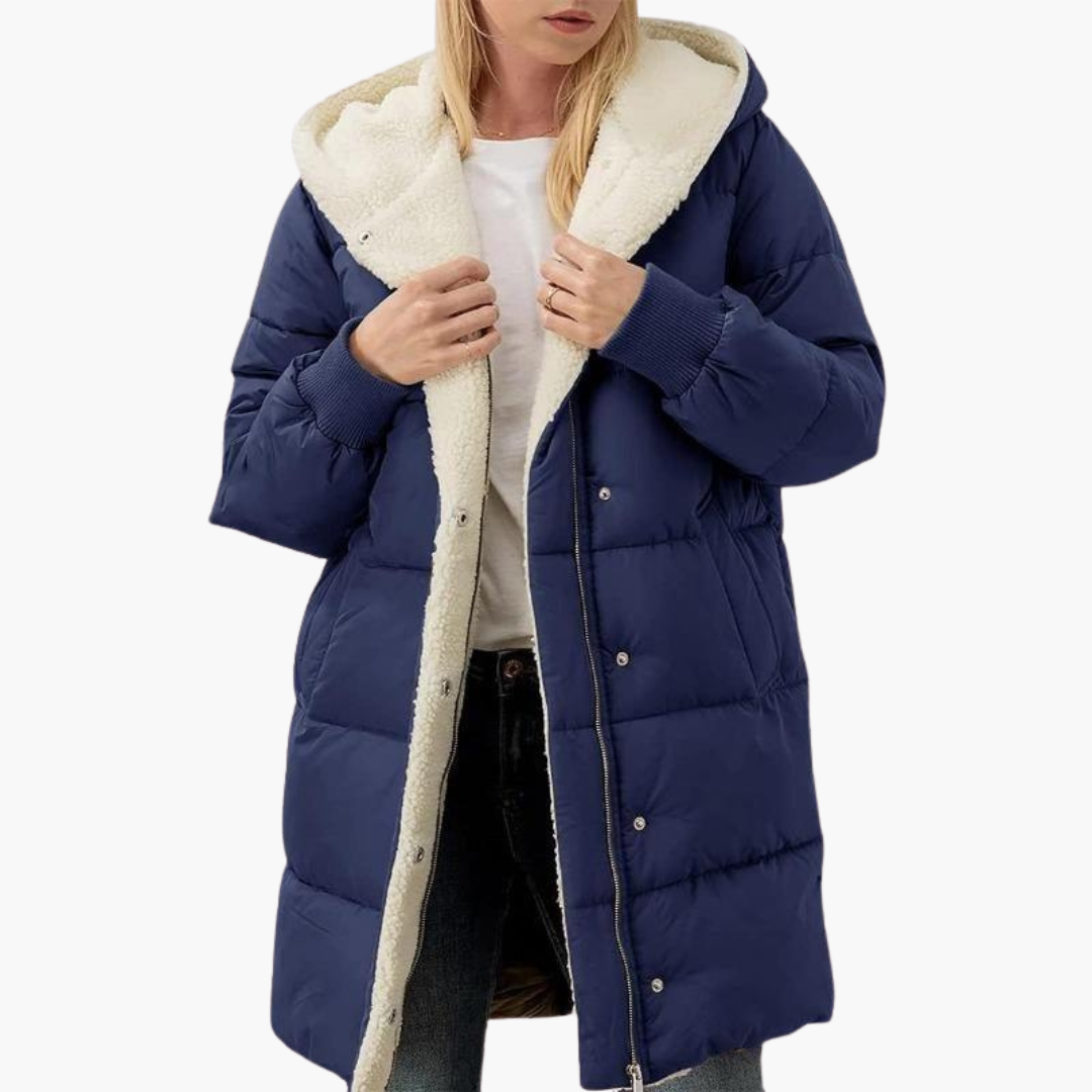 Capospalla piumino donna con cappuccio, versatilie e trapuntato per l'inverno. Stile e protezione.