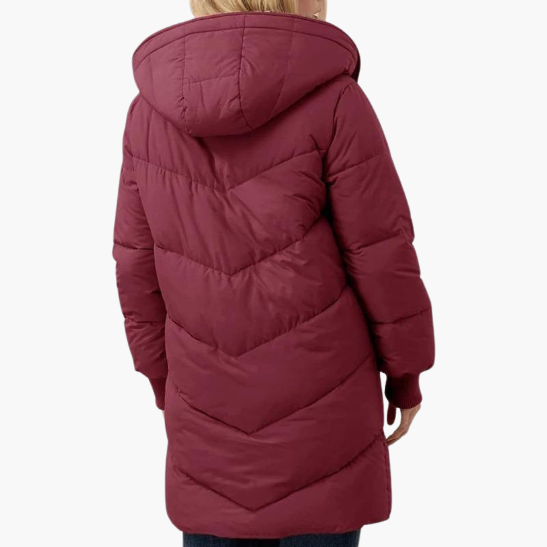 Moda inverno: piumino donna caldo e trapuntato con cappuccio. Un capo essenziale per il comfort.