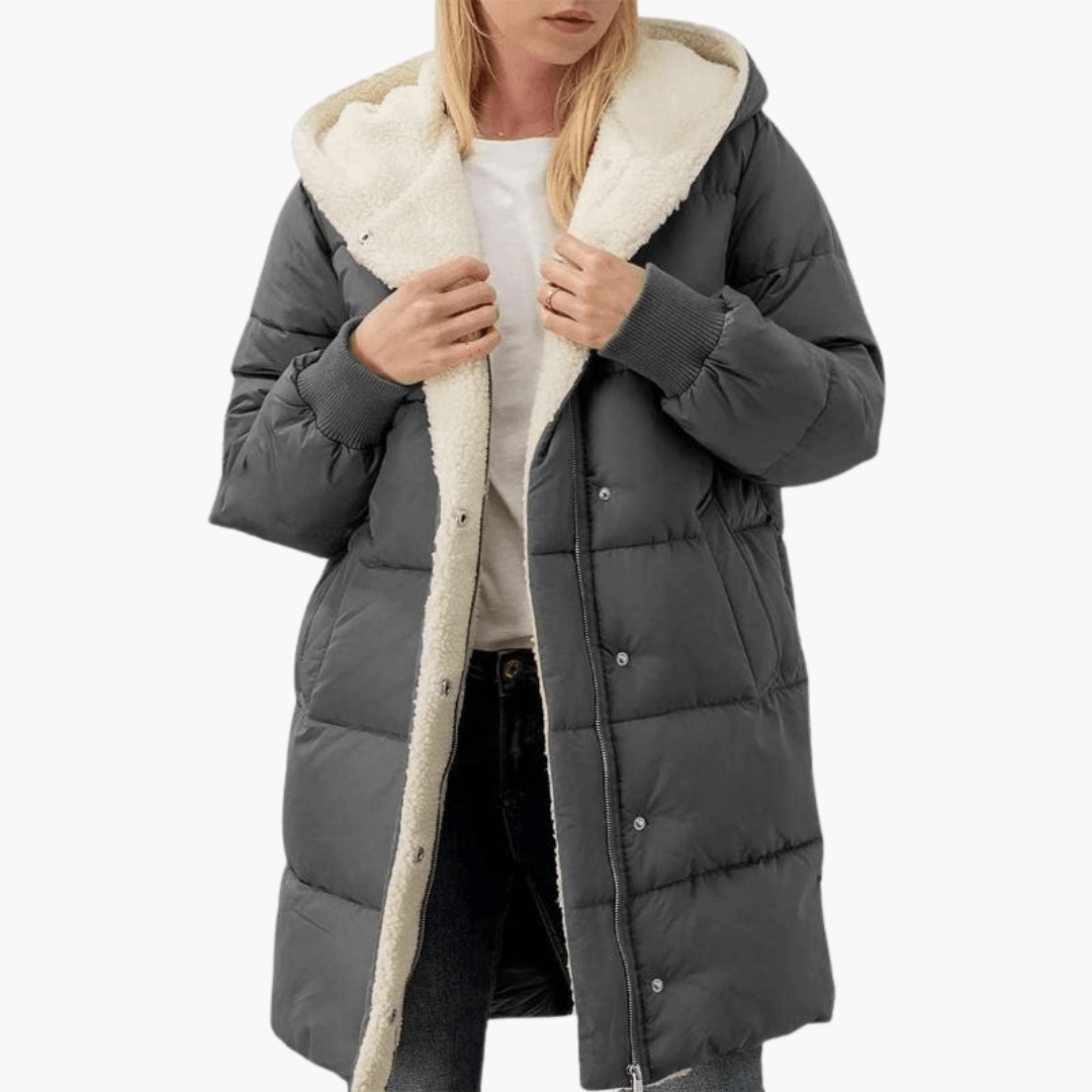 Piumino donna con cappuccio per comfort e calore, design trapuntato. Stile e funzionalità invernale.