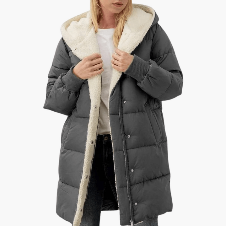 Piumino donna con cappuccio per comfort e calore, design trapuntato. Stile e funzionalità invernale.