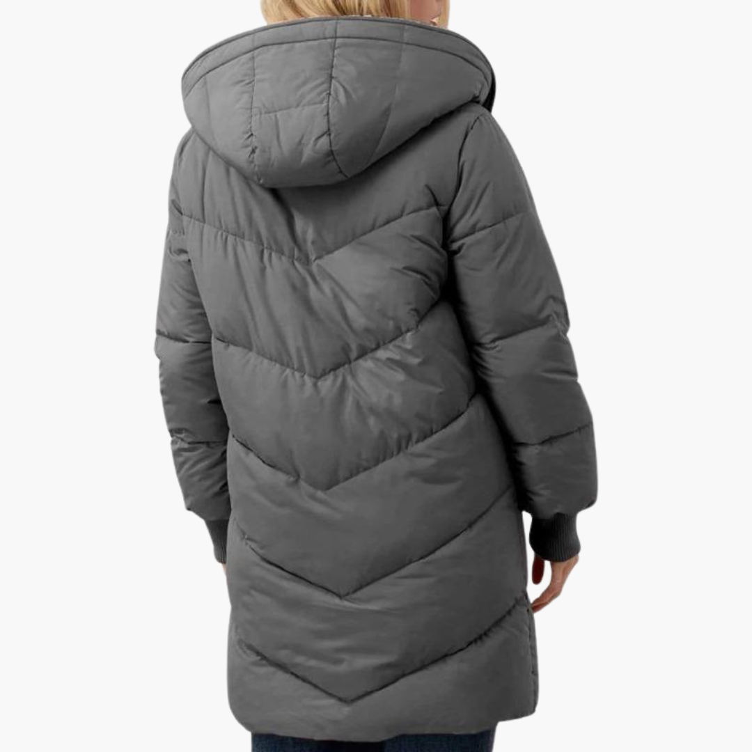Dettaglio trapuntatura: piumino donna con cappuccio per l'inverno. Un capo caldo ed elegante.