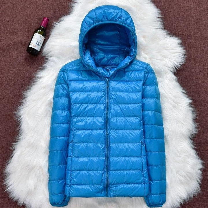 Piumino donna, giacca trapuntata con cappuccio, look contemporaneo, calda per l'autunno-inverno.