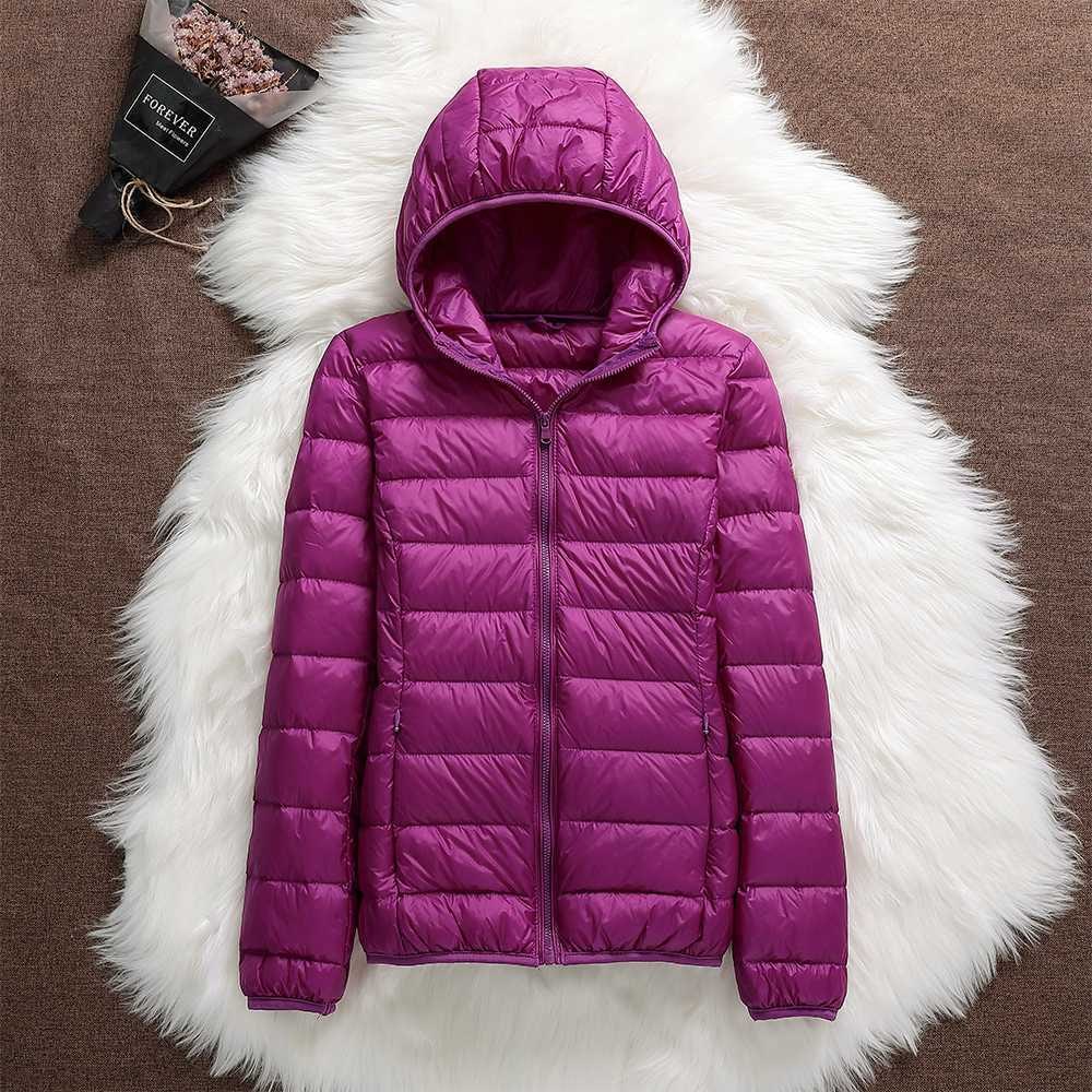 Giacca con cappuccio donna, piumino leggero trapuntato, per uno stile chic e funzionale quotidiano.