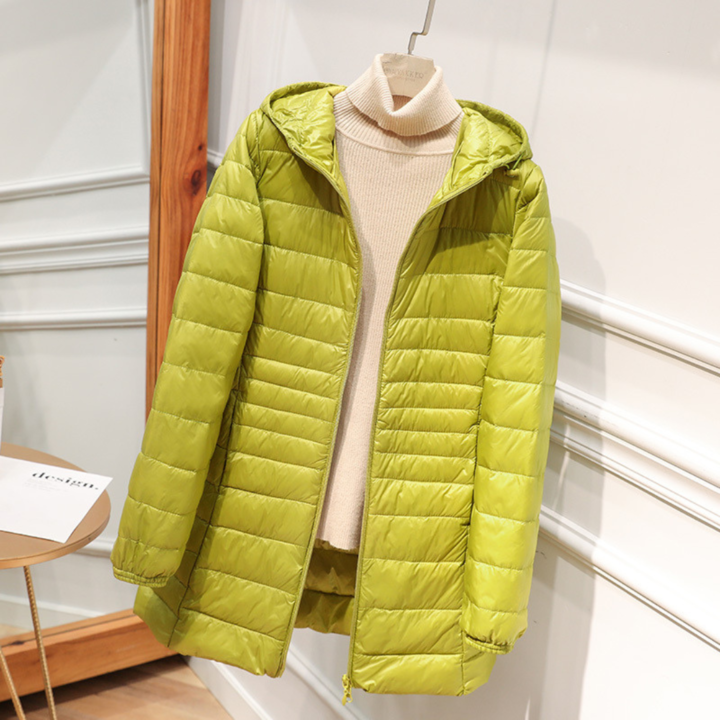 Piumino donna, giacca leggera trapuntata con cappuccio, versatile per diversi stili e climi miti.