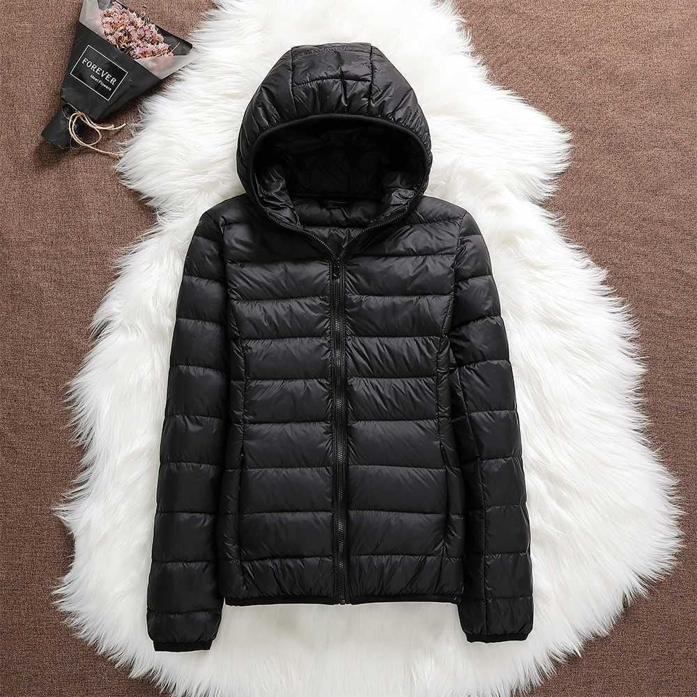 Piumino leggero donna con cappuccio, giacca trapuntata con zip, perfetta per autunno e comfort.