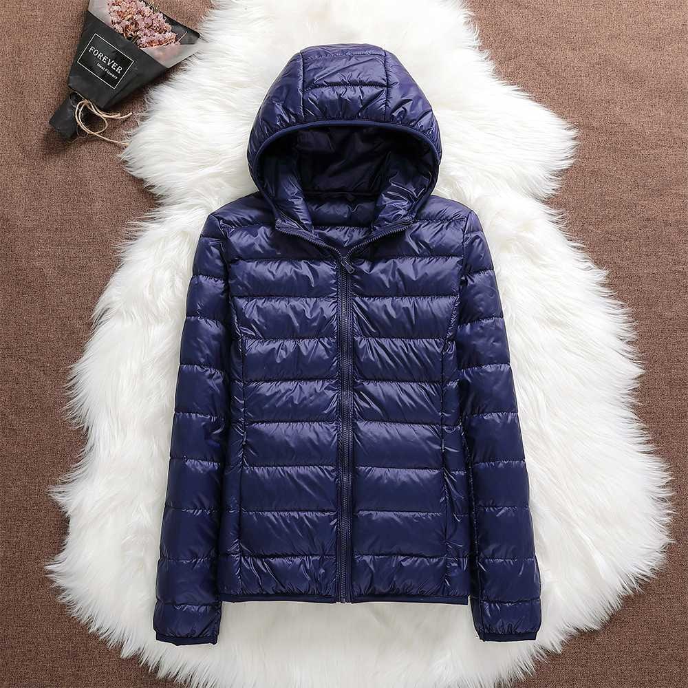 Giacca invernale da donna con cappuccio, piumino trapuntato per un look moda, calda e versatile.
