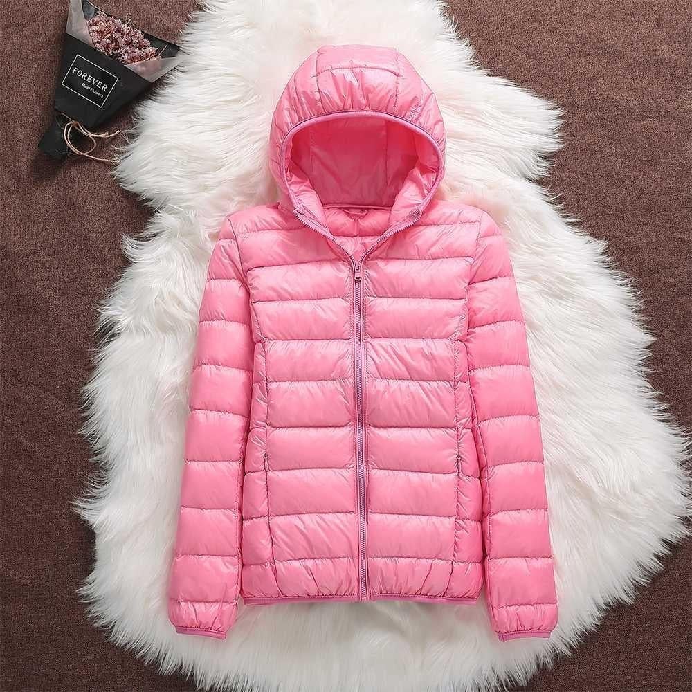 Piumino donna con zip, giacca trapuntata con cappuccio, design moderno per l'inverno e l'autunno.