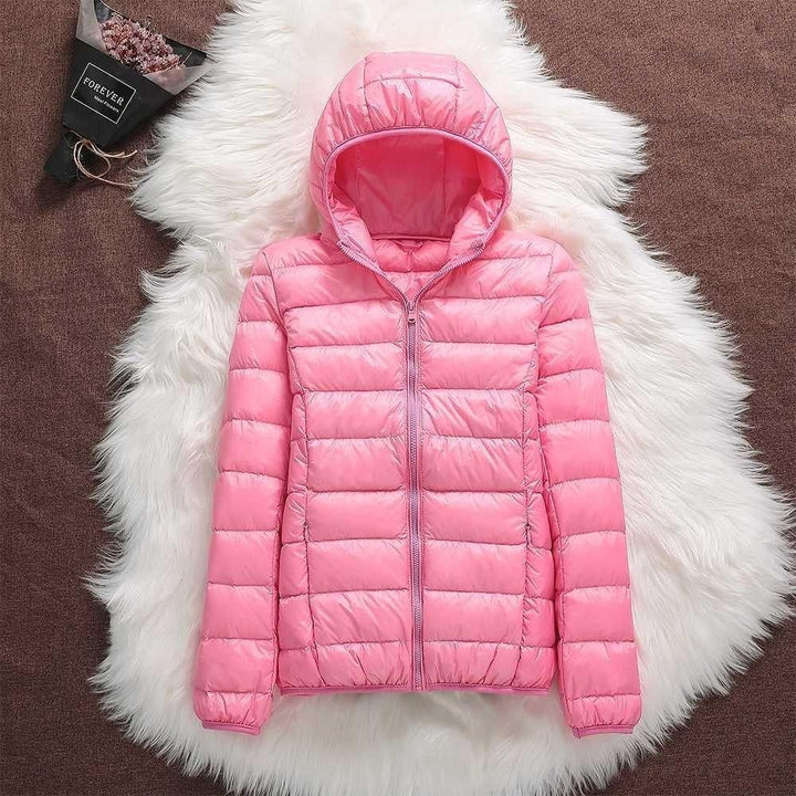 Piumino donna con zip, giacca trapuntata con cappuccio, design moderno per l'inverno e l'autunno.