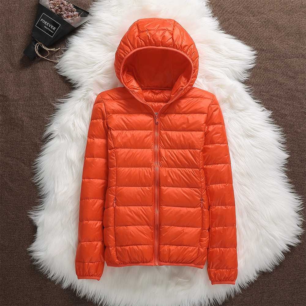 Giacca piumino donna casual ed elegante, trapuntata con cappuccio, outerwear indispensabile.
