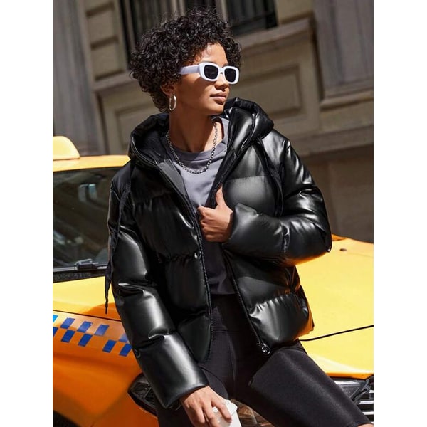 Piumino donna oversize invernale con cappuccio. Caldo e di tendenza per abbigliamento casual.