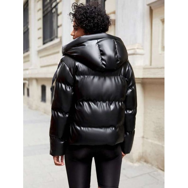 Elegante giacca piumino donna oversize con cappuccio, perfetta per l'inverno. Calda e alla moda.