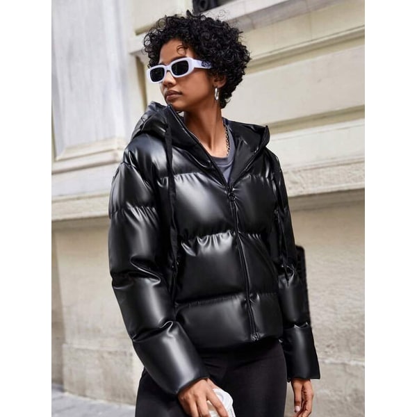 Giacca piumino donna oversize calda con cappuccio, ideale per l'inverno e la moda casual.