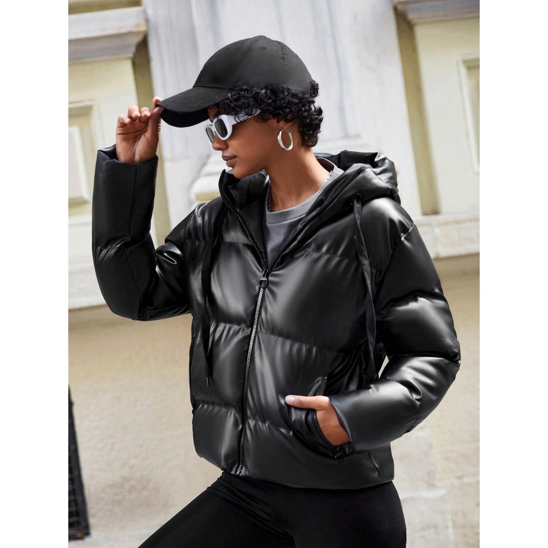 Giacca piumino donna invernale oversize con cappuccio, per un look caldo, comodo ed elegante.