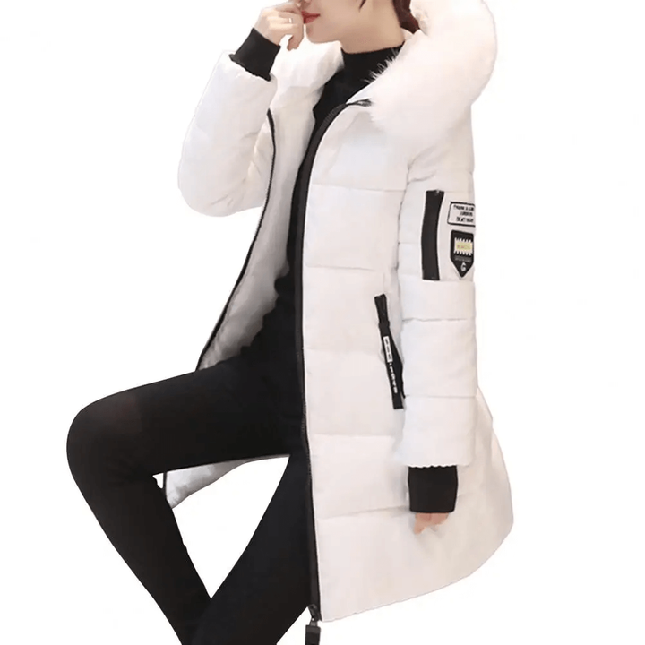 Giacca donna trapuntata invernale, silhouette a mezza lunghezza con cappuccio, look raffinato.