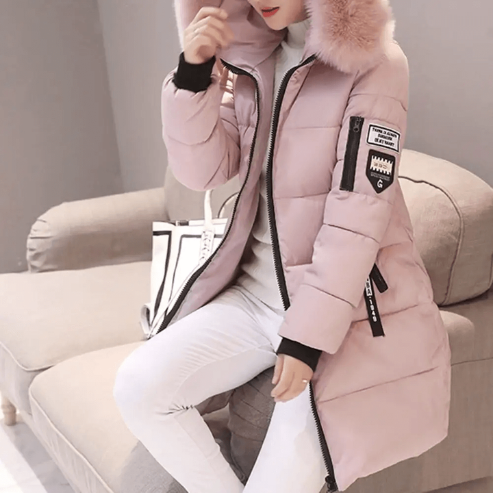 Giacca trapuntata donna elegante a mezza lunghezza, outerwear invernale con cappuccio, stile casual.