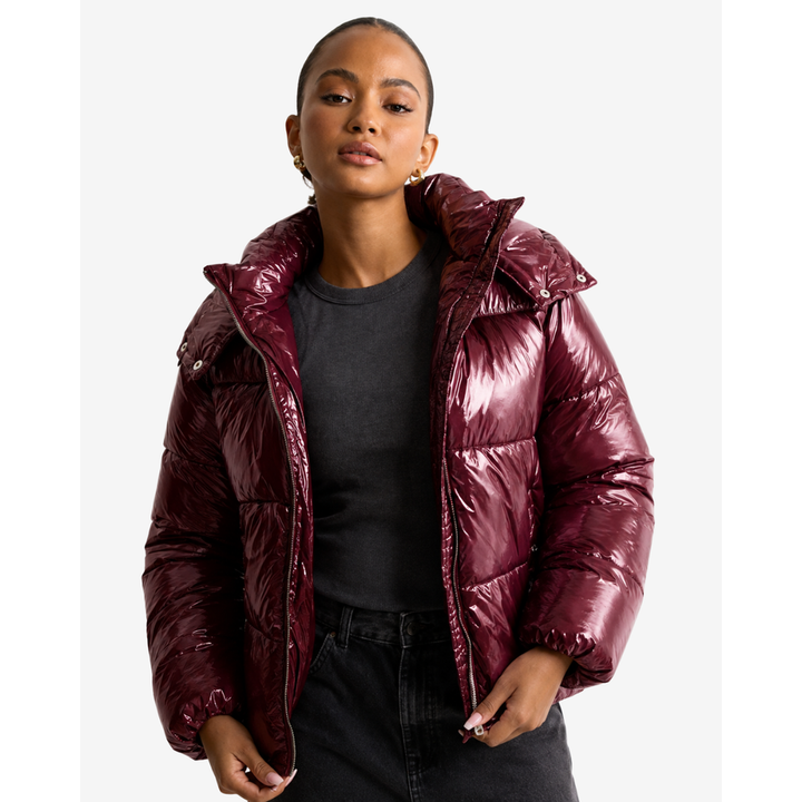 Elegante giacca piumino donna lucida, calda e alla moda. Perfetta per affrontare il freddo invernale con stile.