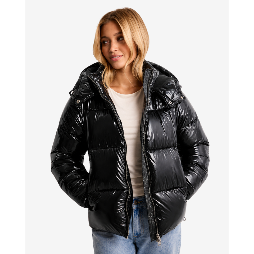 Piumino donna lucido, resistente all'acqua con cappuccio staccabile. Ideale per l'inverno. Abbigliamento esterno.