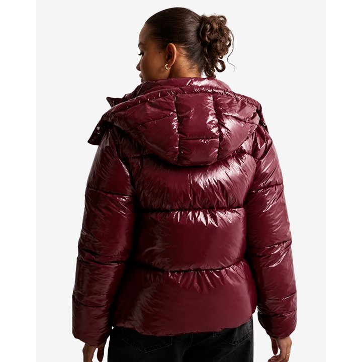 Moderna giacca invernale da donna, lucida e calda. Il cappuccio rimovibile offre versatilità e stile quotidiano.