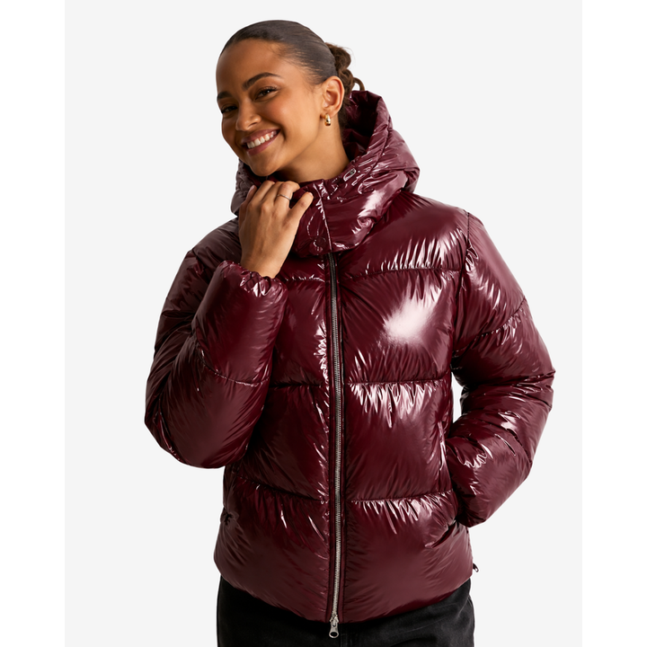 Donna con giacca piumino lucida invernale. Look trendy e caldo, perfetto per le giornate fredde all'aperto.