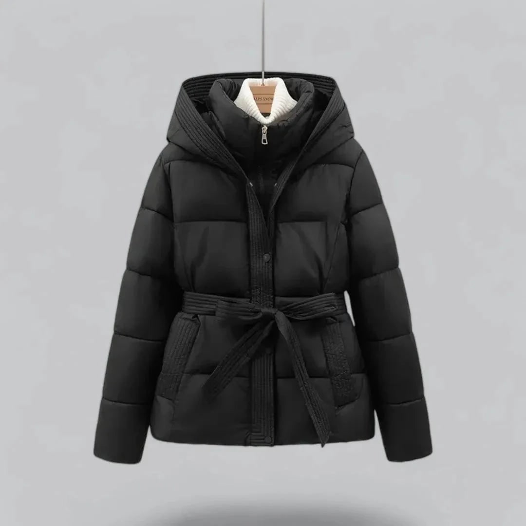 Giacca imbottita donna trapuntata stile bomber con cintura e cappuccio, ideale per autunno/inverno.