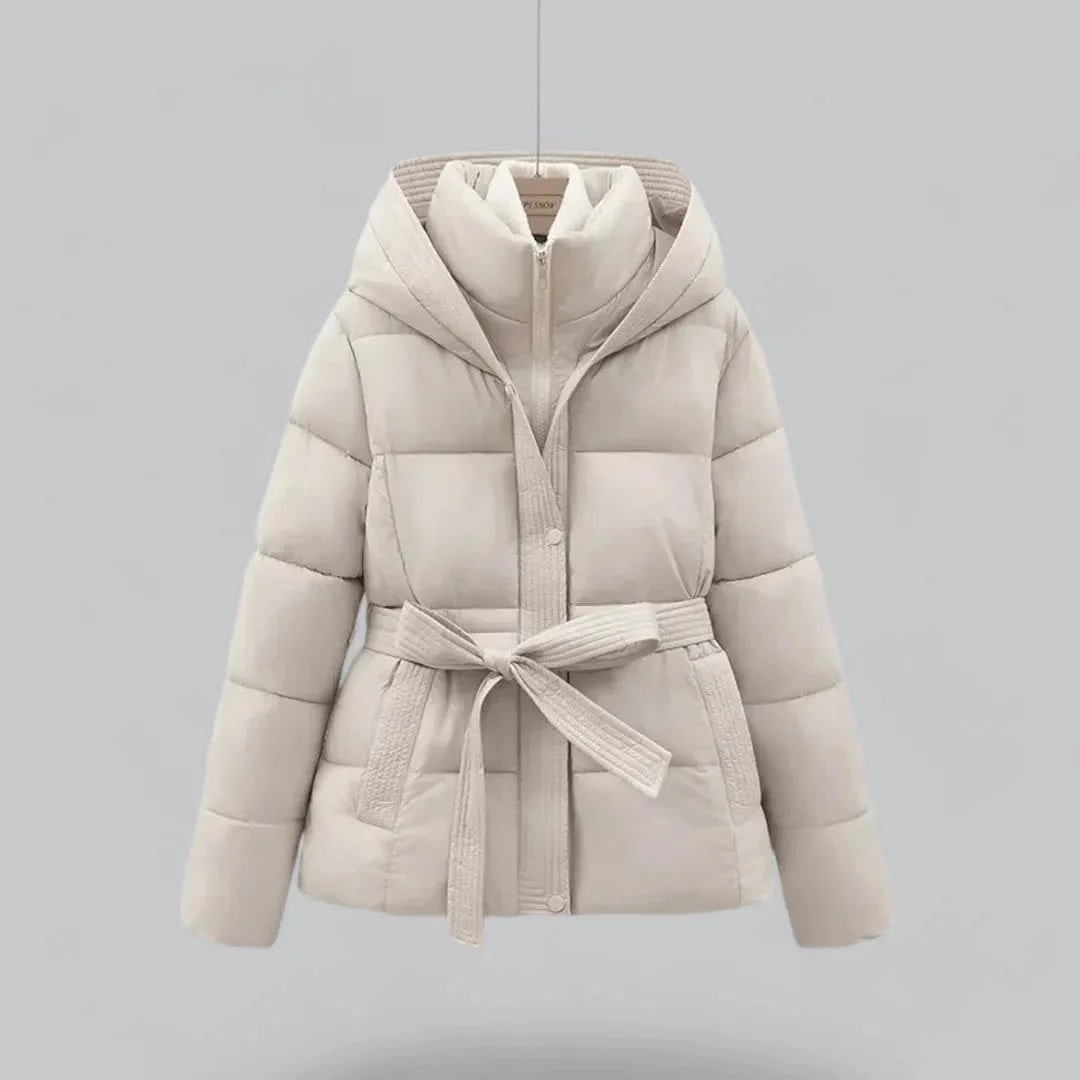 Giacca bomber trapuntata donna con cappuccio e cintura, piumino invernale imbottito e trendy.