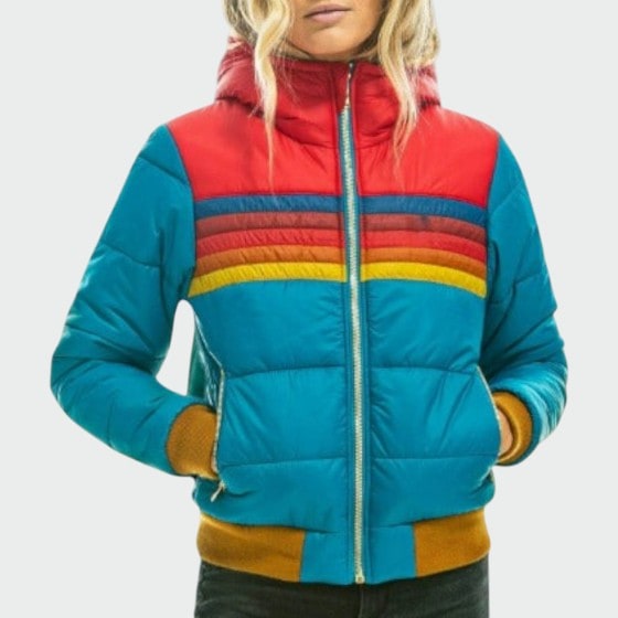Giacca piumino donna stile retrò, impermeabile e calda con cappuccio e vivaci strisce arcobaleno, casual chic.