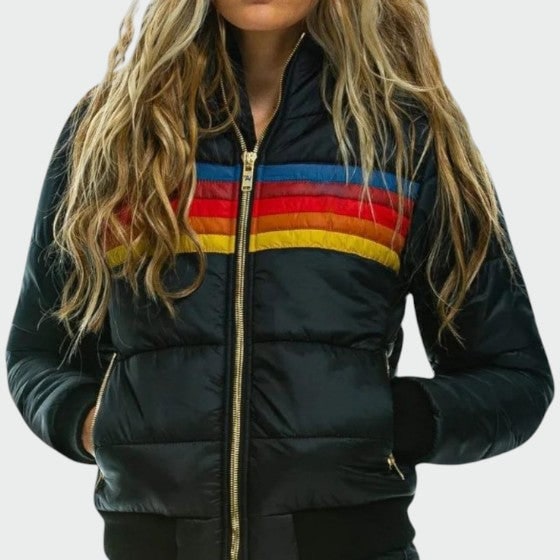 Piumino donna invernale impermeabile, strisce arcobaleno colorate, cappuccio per protezione, stile retrò moda.