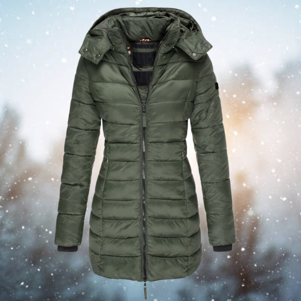Giacca lunga trapuntata da donna con cappuccio e chiusura a cerniera, ideale per un look invernale chic.