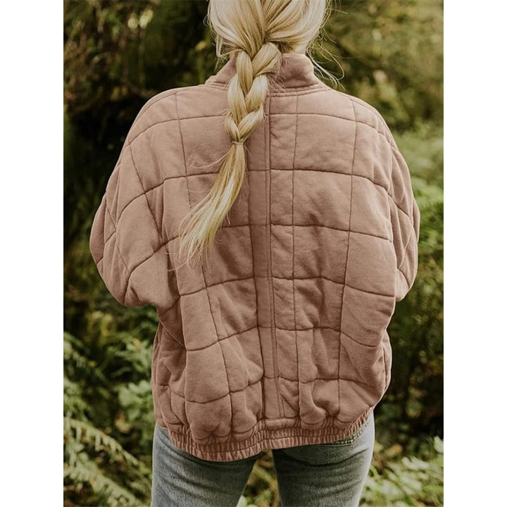 Stilosa giacca bomber trapuntata donna oversize con zip, che unisce comfort e tendenza per un outfit autunno/inverno.