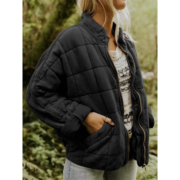 Elegante giacca bomber trapuntata da donna, vestibilità ampia e zip frontale. Ideale per un look casual chic.
