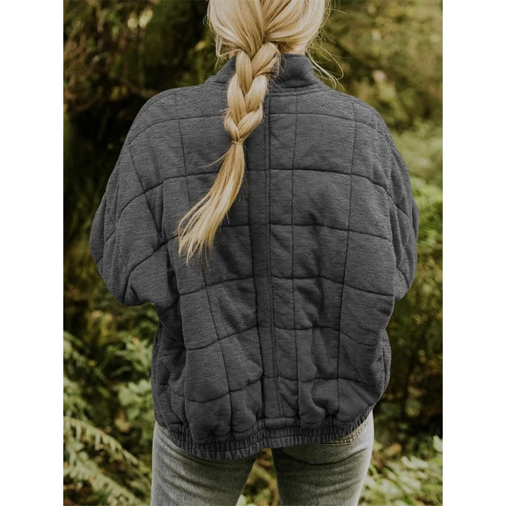 Bomber donna trapuntato con zip integrale, vestibilità oversize. Comfort e stile casual per ogni occasione.