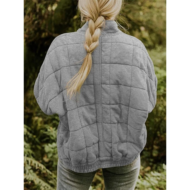 Giacca donna bomber trapuntata, design oversize con zip. Un capo alla moda, caldo e confortevole per l'inverno.