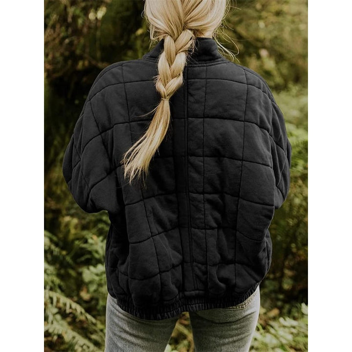 Giacca bomber trapuntata da donna, oversize e con zip integrale. Il capo casual essenziale per la moda autunno-inverno.