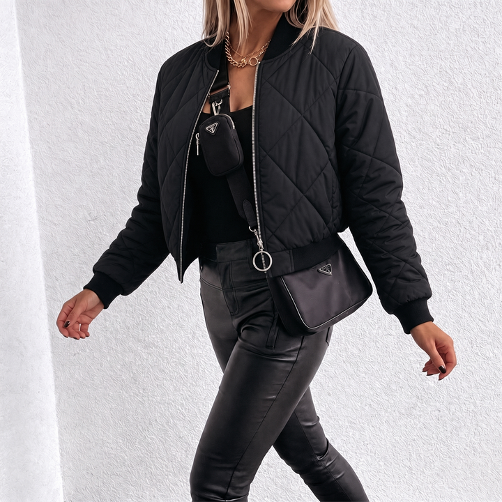 Giacca donna nera trapuntata a rombi, modello bomber corto, ideale per un look outwear di tendenza.