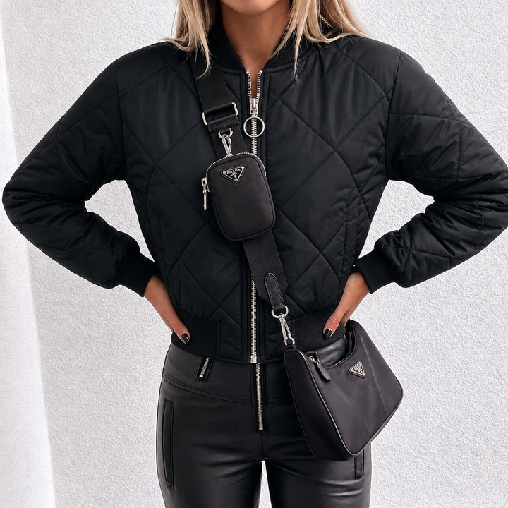 Elegante giacca corta da donna, stile bomber trapuntato con design a rombo, ideale per la moda autunno-inverno.