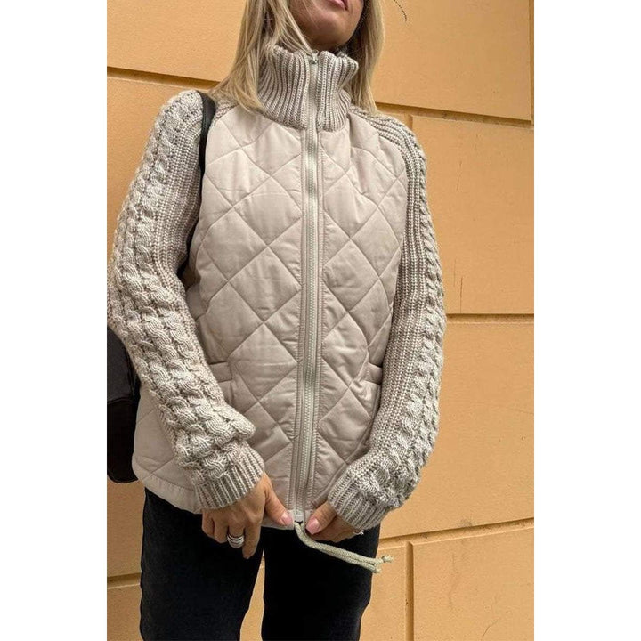 Dettaglio giacca donna trapuntata a rombi e maniche a maglia per un look casual elegante e comfort invernale.