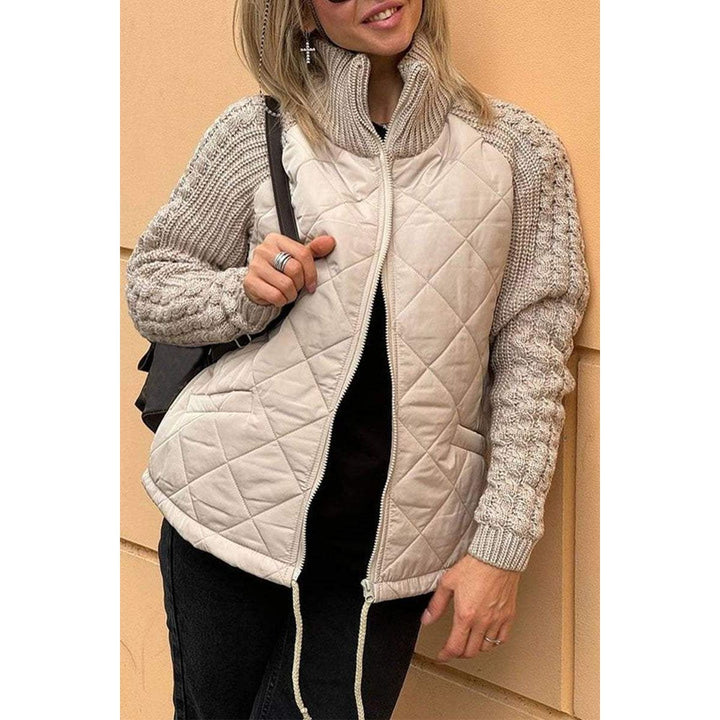 Modella indossa giacca trapuntata donna stile ibrido con maglia, ideale per moda casual chic autunnale.