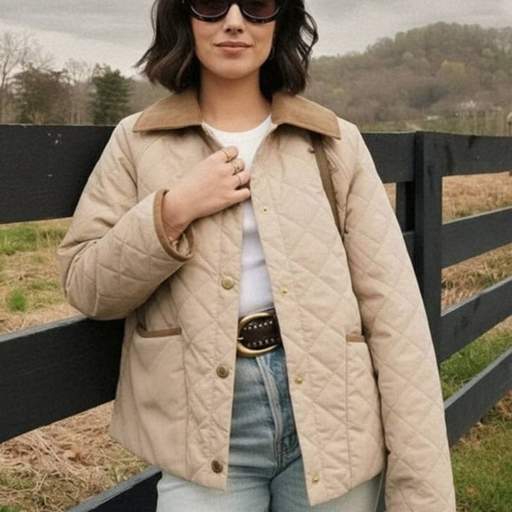 Donna indossa giacca trapuntata a rombi con collo in velluto a coste. Look casual chic e confortevole per l'autunno.