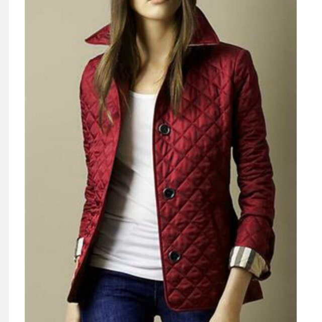 Giacca trapuntata da donna elegante e casual, con bottoni e fodera scozzese, ideale per mezza stagione.