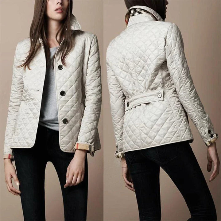 Giacca trapuntata donna, versatile per mezza stagione, con bottoni e fodera scozzese per un tocco di stile.