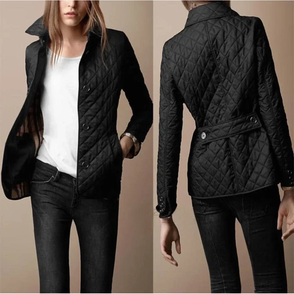 Moderna giacca trapuntata da donna con dettagli scozzesi e bottoni, perfetta per look casual-eleganti.