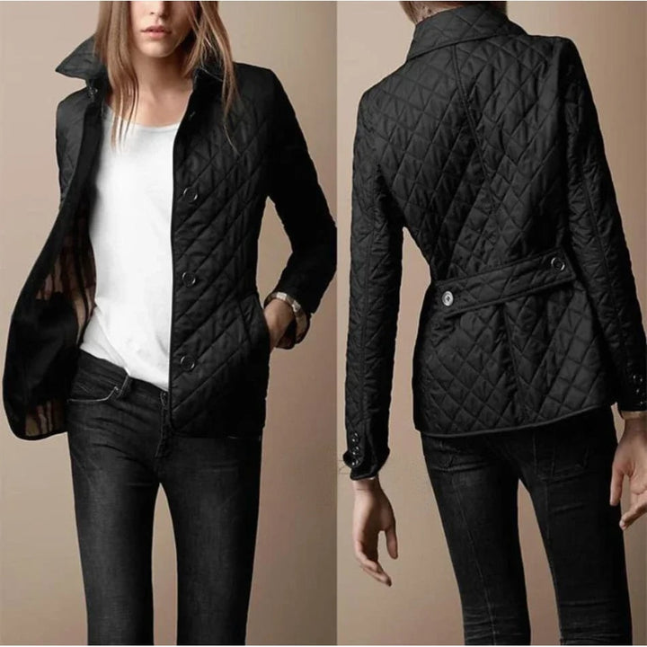 Moderna giacca trapuntata da donna con dettagli scozzesi e bottoni, perfetta per look casual-eleganti.
