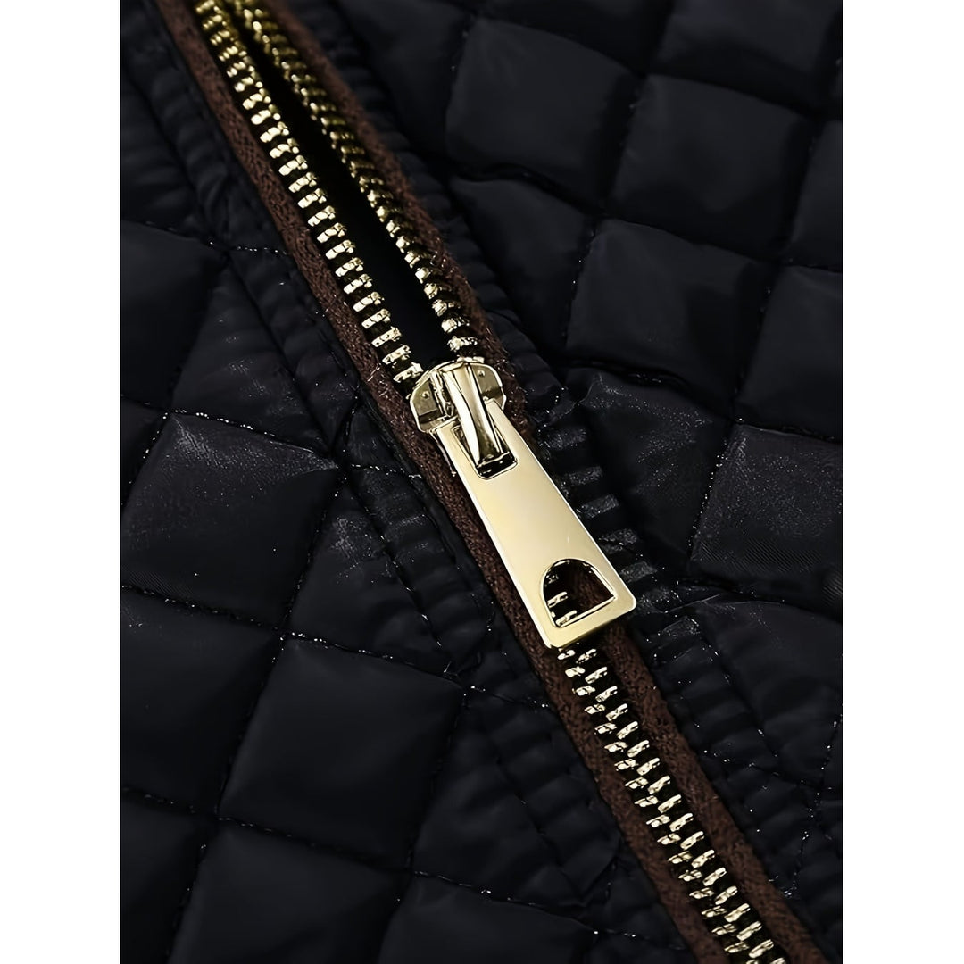 Moderna giacca trapuntata da donna con collo a listino distintivo. Ideale per un tocco elegante e di tendenza.