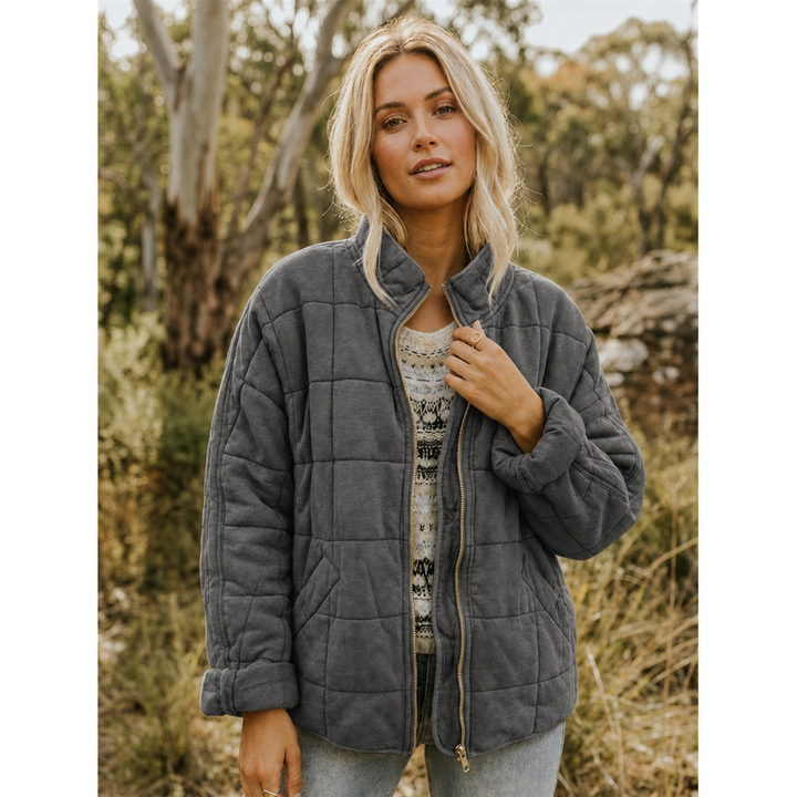 Giacca donna trapuntata con collo alto, abbigliamento esterno versatile per comfort invernale.