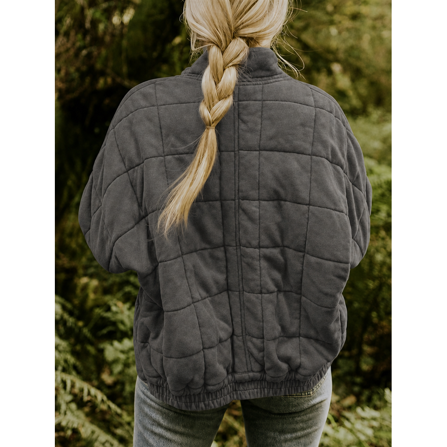 Giacca leggera donna con collo alto, trapuntata per offrire calore e stile quotidiano.