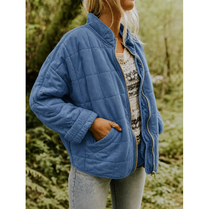 Moda autunno inverno: giacca trapuntata donna con collo alto, essenziale per il freddo.