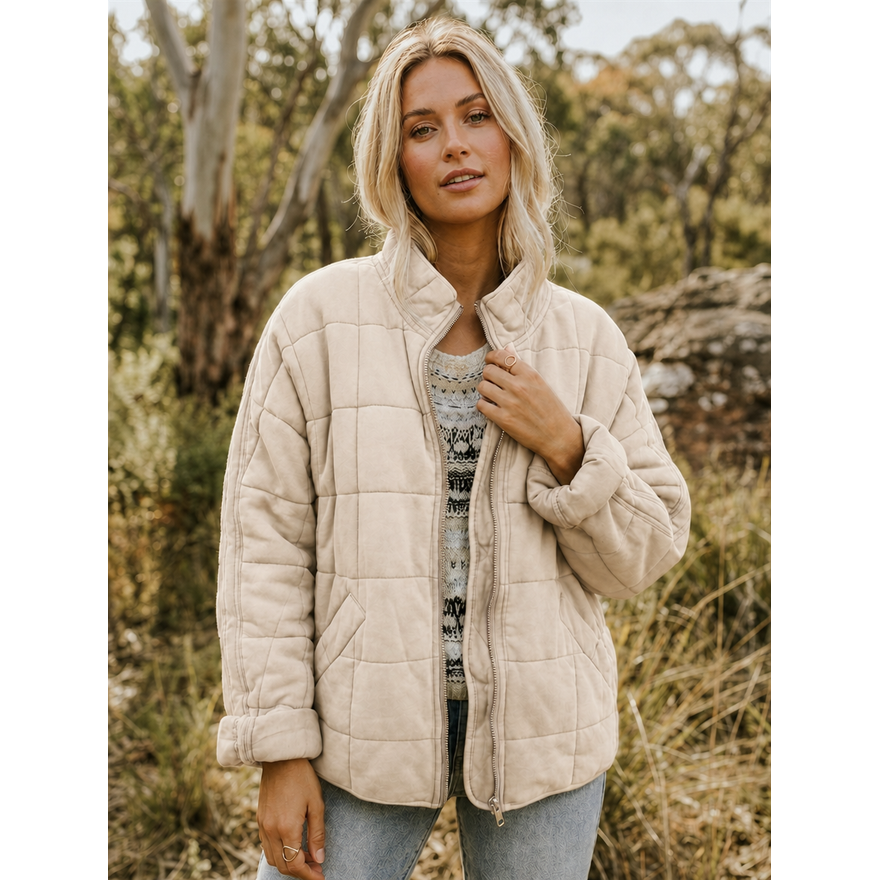 Outfit casual donna: giacca trapuntata con collo alto, chic e funzionale per l'esterno.